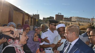 محافظ الإسماعيلية ومدير الأمن يقودان حملة مكبرة لرفع المخلفات بمنطقة قرية نفيشة (صور)