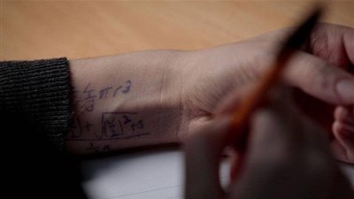 أستاذ في جامعة بولونيا يدعو طلابه لـ