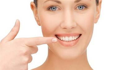 فواكه تساعدك على تبييض الأسنان .. تعرف عليها 