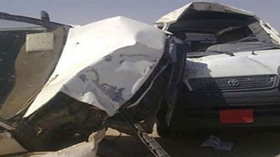 إصابة 5 بينهم طلاب في تصادم سيارتين على طريق 