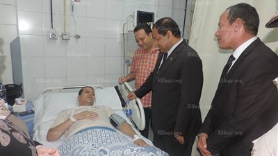 محافظ الغربية يزور ضابط مصاب فى حادث مرورى بطريق المحلة