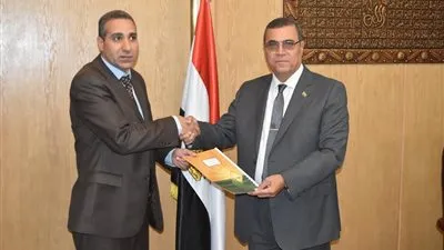  محافظ اليوم يوقع عقود مشروع رصف الطرق الريفية  بقيمة 7 ملايين جنيه