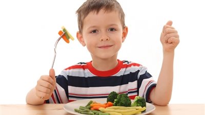 أفضل النصائح حتى لا يمل الطفل من تناول وجباته المدرسية 