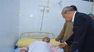 محافظ قنا: نقل أحد مصابي الحادث الى أسيوط الجامعي لاصابته بنزيف بالمخ (صور)