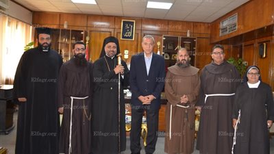 مطران الكنيسة الكاثولكية بطيبة يقدم التهنئة للهجان بحلول العام الهجري الجديد (صور)