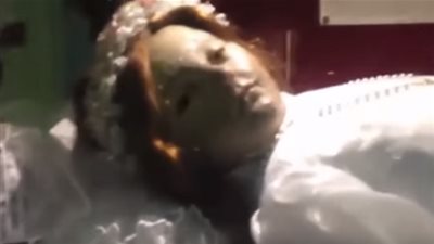 فيديو مرعب لجثة فتاة ترمش بعينيها بعد 3 قرون من مقتلها