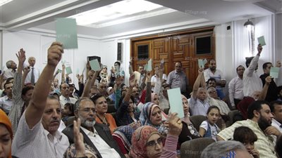 اشتباكات وتراشق بالألفاظ بين الأعضاء بعمومية 