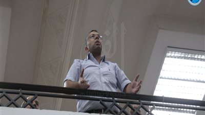 طبيب يبصق على أعضاء 