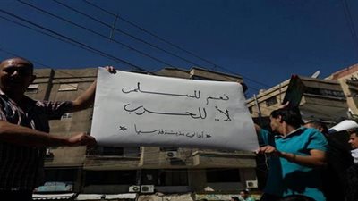 آلاف السوريون يتظاهرون في قدسيا لمطالبة المسلحين بالخروج