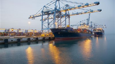 تأمين محور قناة السويس يضبط أسلحة بيضاء وأجهزة لاسلكي وأجهزة تتبع