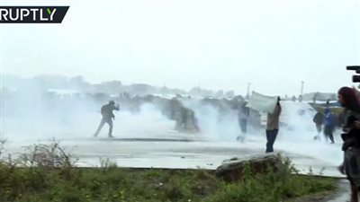 الشرطة الفرنسية تطلق قنابل الغاز لتفريق مسيرة موالية للهجرة في 