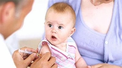 طبيب أميركي يلقح الأطفال بالفودكا ولعاب القطط