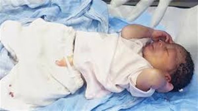 شرطة النقل تعثر على طفلة عمرها يوم داخل قطار منوف