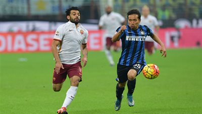 محمد صلاح يصطدم بموهبة بلجيكية في قمة نارية بين روما وإنتر