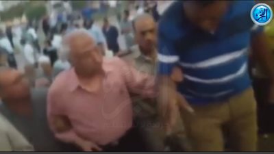 أهالي بكفر الشيخ يسلمون رئيس جمعية للإسكان متهم بالنصب إلى الشرطة (فيديو)