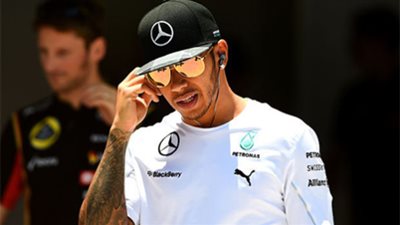 هاميلتون يخرج من سباق ماليزيا بسبب عطل في المحرك