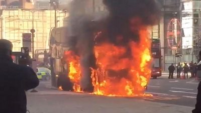 اشتعال النيران في حافلة بالقرب من محطة مترو ليفربول