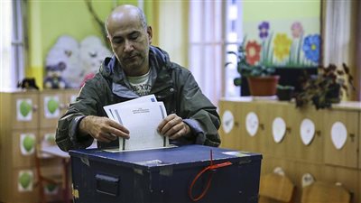 الناخبون البوسنيون يدلون بأصواتهم في الانتخابات المحلية