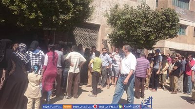 تكدس أمام شباك شحن الكروت الذكية الخاصة بالمنازل فى بلقاس بالدقهلية والمواطنين  (صور)