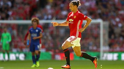 بالفيديو.. إبراهيموفيتش يهدر بغرابة أمام ستوك سيتي