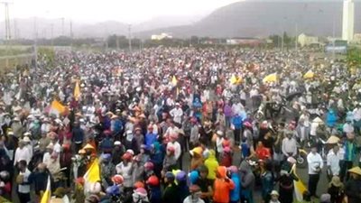 آلاف الفيتناميين يتظاهرون أمام مصنع للصلب بعد كارثة بيئية