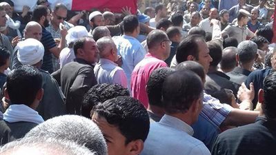 أهالي المنيا يشيعون جنازة ضابط شرطة توفي في حادث ببورسعيد