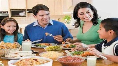 حكم الكلام أثناء الطعام في الإسلام