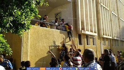 تلاميذ يتسلقون أسوار مدرسة بسوهاج لحجز 