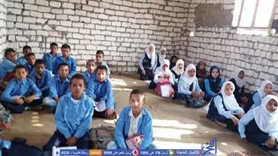 تلاميذ قرية بالمنيا يفترشون الأرض داخل مدرسة بدائية لتلقي دروسهم (صور)