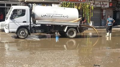 رئيس حى الأربعين يتابع إصلاح كسر ماسورة مياه الشرب بميدان الترعة في السويس (صور)