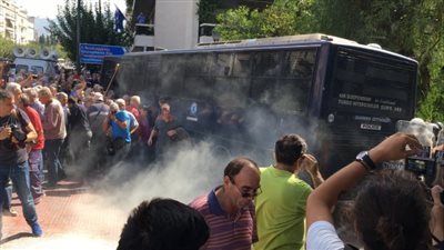 الشرطة تطلق الغاز المسيل للدموع على متقاعدين خلال احتجاج في أثينا