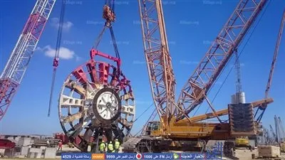 انزال الجزء القاطع من ماكينة الحفر لبدء العمل في أنفاق شرق بورسعيد (صور)