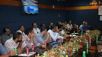 ممثلى الشركات يناقشون تشديد الرقابة على البضائع وتوفير الوقاية اللازمة للعاملين بميناء دمياط