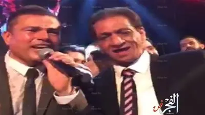شاهد.. السبكي يغني ويرقص مع عمرو دياب