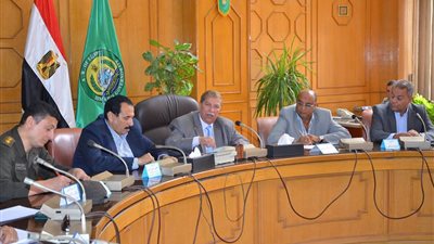 محافظ الإسماعيلية يطالب بإحكام الرقابة والسيطرة على الأسواق 