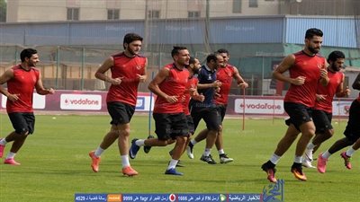 البدري يعقد محاضرة مع لاعبي الأهلي.. وتألق لافت للثلاثي