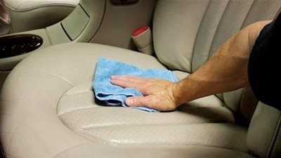 نصائح هامة لإزالة بقع فرش السيارة