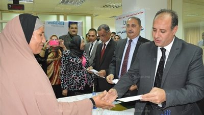 محافظ البحيرة يوزع شيكات قروض على 34 سيدة معيلة لتمويل مشروعاتهن (صور)