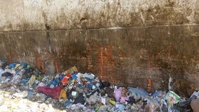 القمامة تتسبب فى تهشم مبنى 