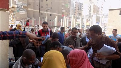 تزاحم المواطنين ببريد أسيوط في اليوم الأول للتقدم لوظائف المياه ( صور )