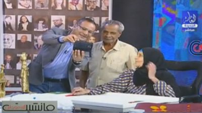 صعيدية تتجاوز الـ70 من عمرها تصمم أعمال فنية باستخدام أطباق البيض