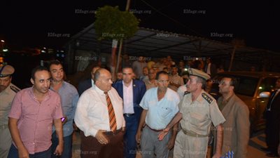 محافظ الدقهلية يصعد سيارة أجرة في المطرية (صور)