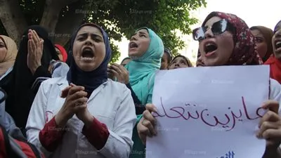 طلاب معهد فني تمريض يطالبون بإقالة وزير التعليم العالي (صور)