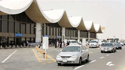 جمرك مطار جدة يُحبط تهريب 832 جرامًا من الهيروين