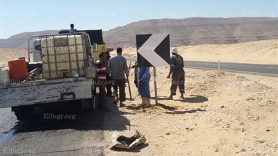تركيب 100 علامة إرشادية في المثلث الصحراوي بالأقصر