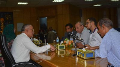 محافظ المنيا يبحث مشاكل المواطنين خلال لقاء جماهيري