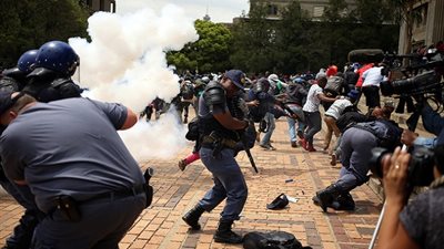 اشتباكات بين طلاب وضباط شرطة في جوهانسبرج