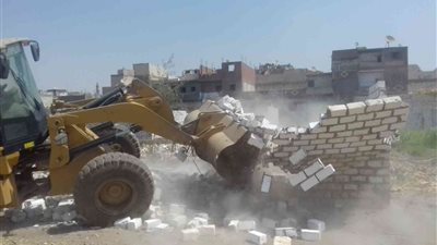 رفع 62 طن مخلفات وإزالة 45 حالة تعد بالمنيا