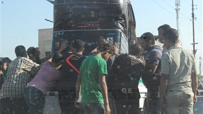 عودة حركة المرور بطريق المحلة بعد اصطدام سيارة نقل ثقيل بتوك توك