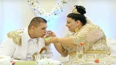 عروسة ارتدت ثوباً بـ